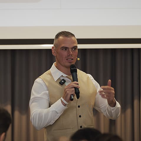 Portrait de Jonathan Deymier, cofondateur du Club Business Invincible, en séminaire