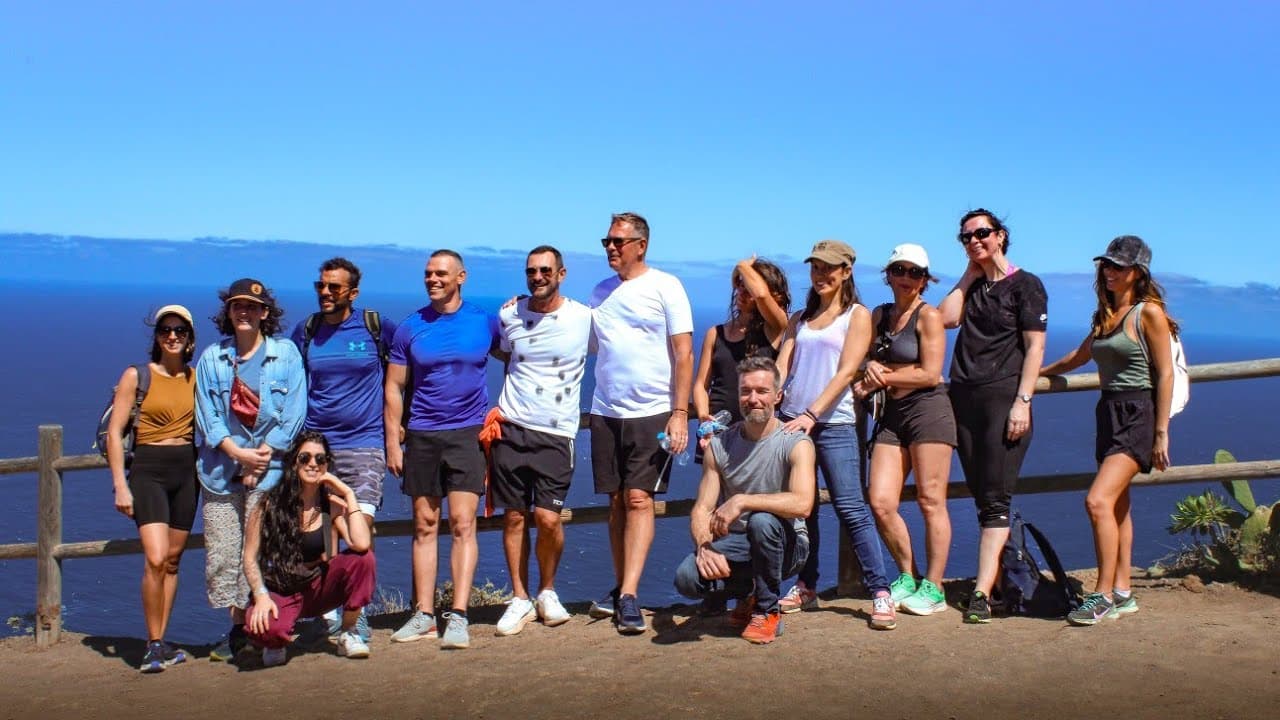 Le groupe de l'immersion Renaissance réuni face à l'océan, sur un belvédère de Tenerife