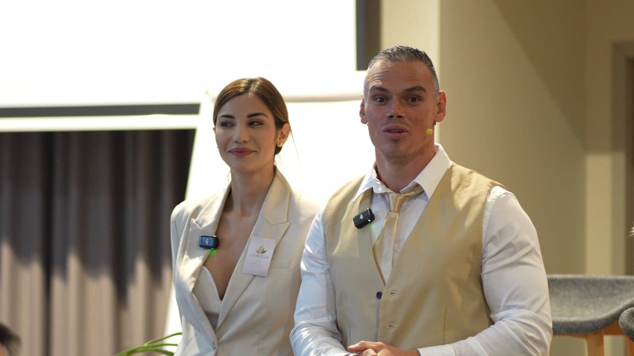 Deux intervenants du Club Business Invincible face au public lors d'un séminaire