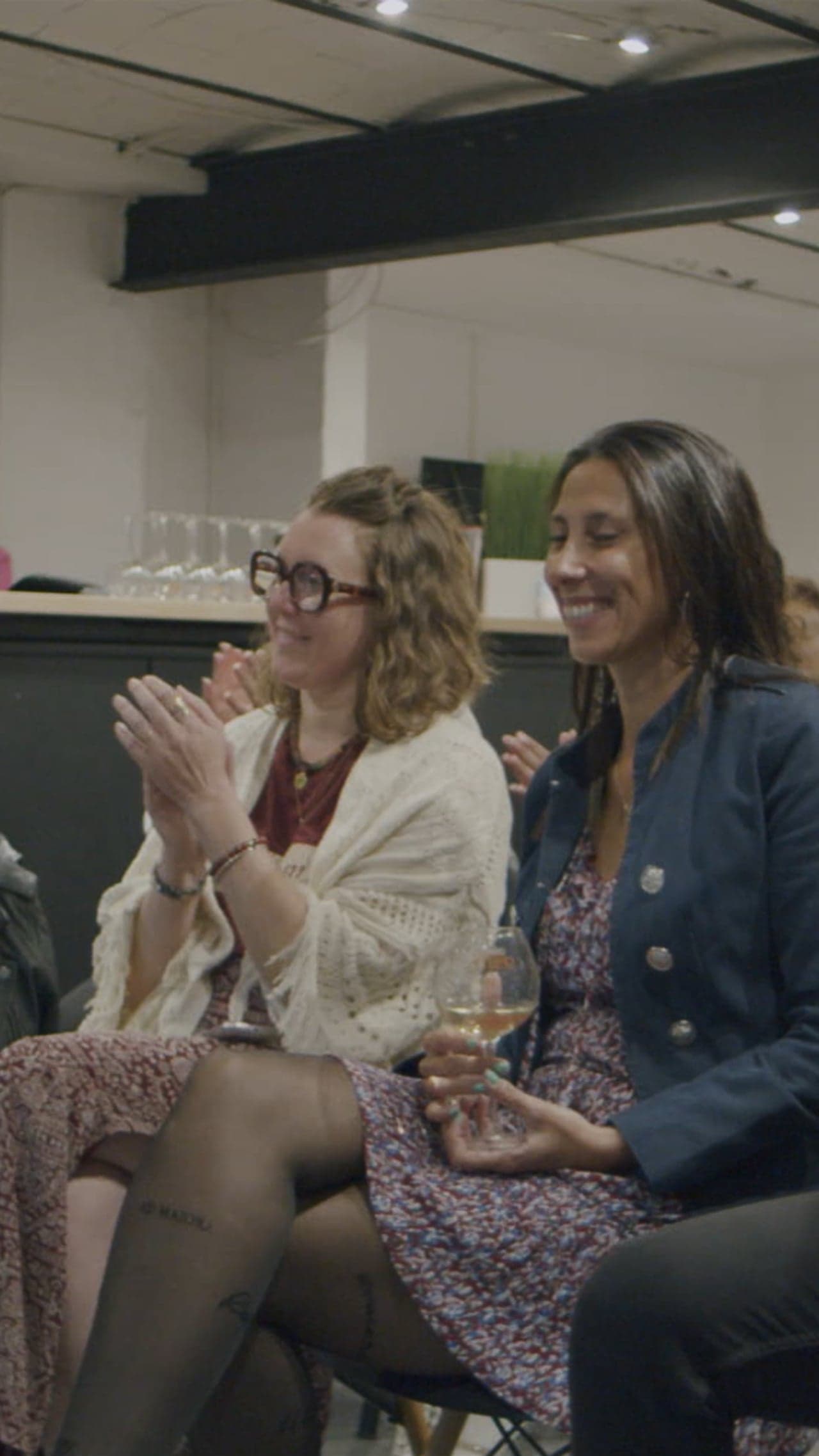 Deux membres du Club Business Invincible applaudissent lors d'une soirée du club