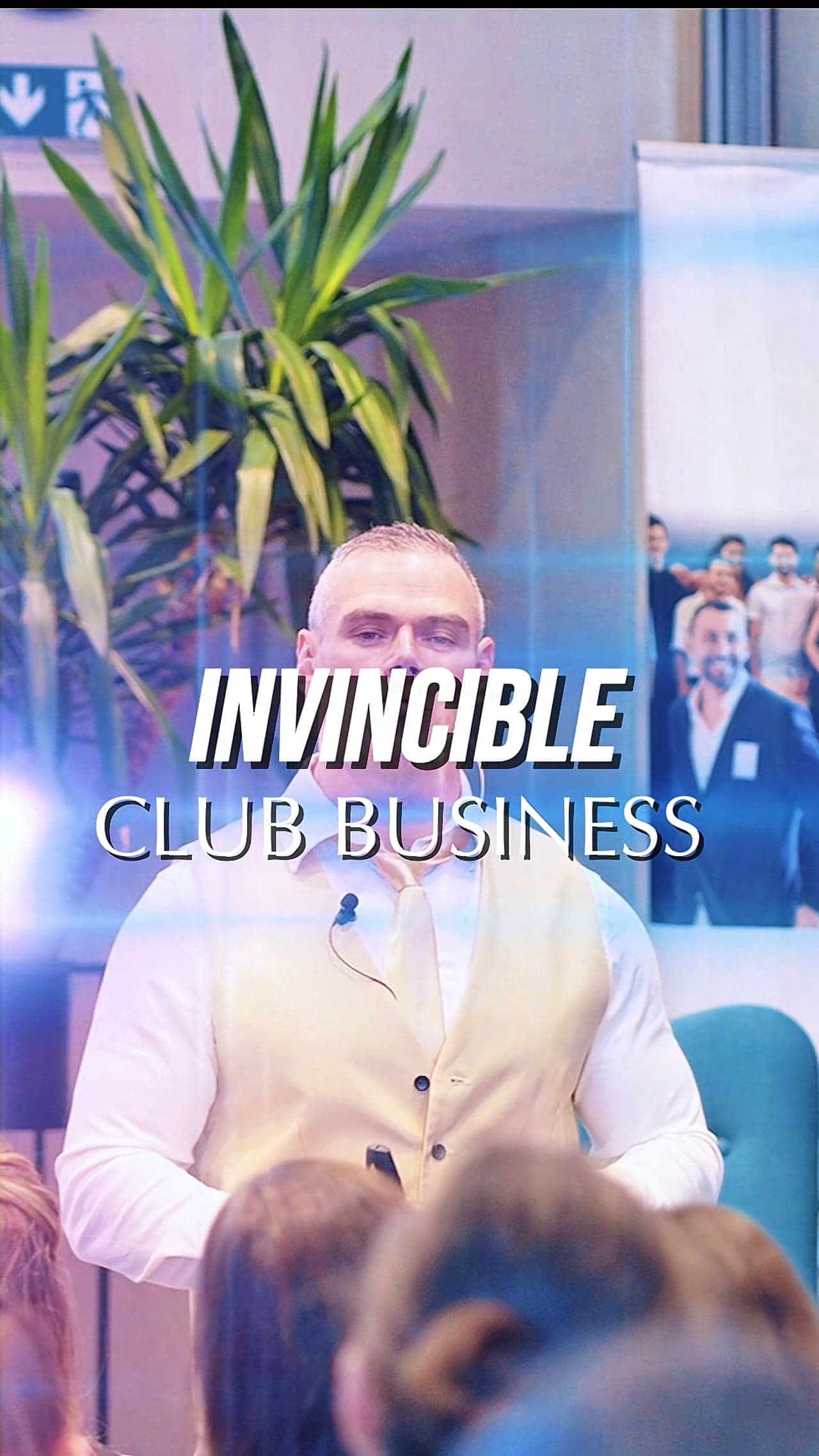 Un intervenant du Club Business Invincible face au public, sous le lettrage « Invincible Club Business »