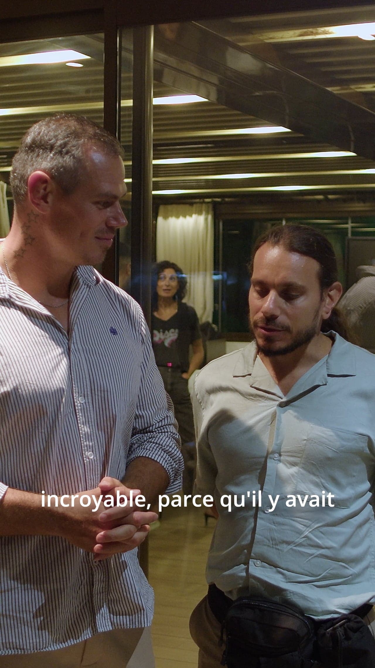 Deux membres du Club Business Invincible échangent lors d'une soirée du club