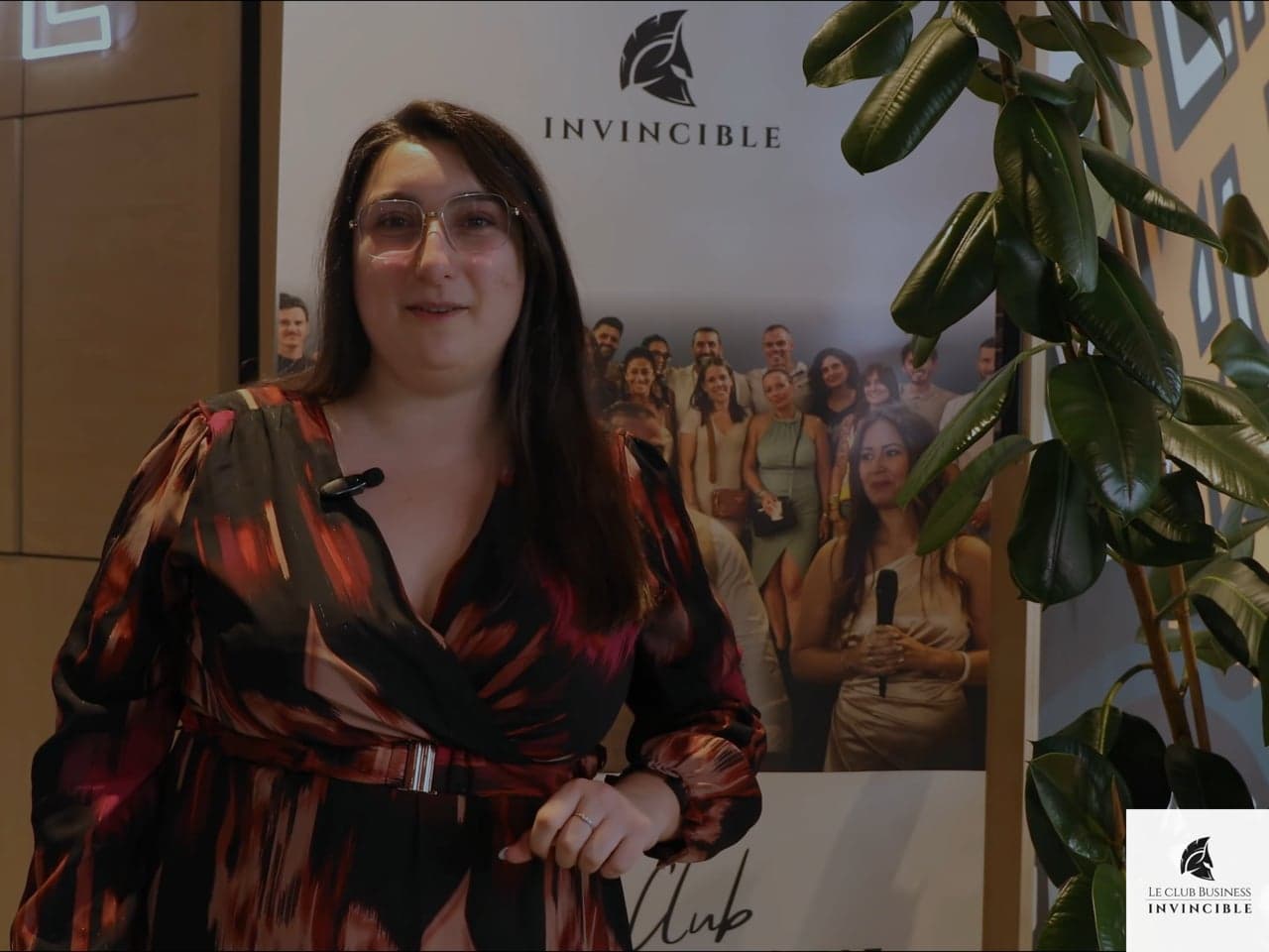 Marie-Ophélie, membre du Club Business Invincible, face caméra devant le kakémono du club
